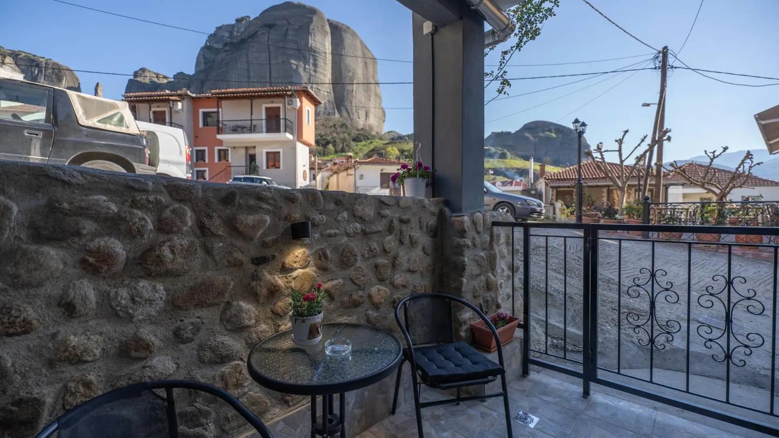 Akratos House, Kastraki, balcony view over the Meteora rocks