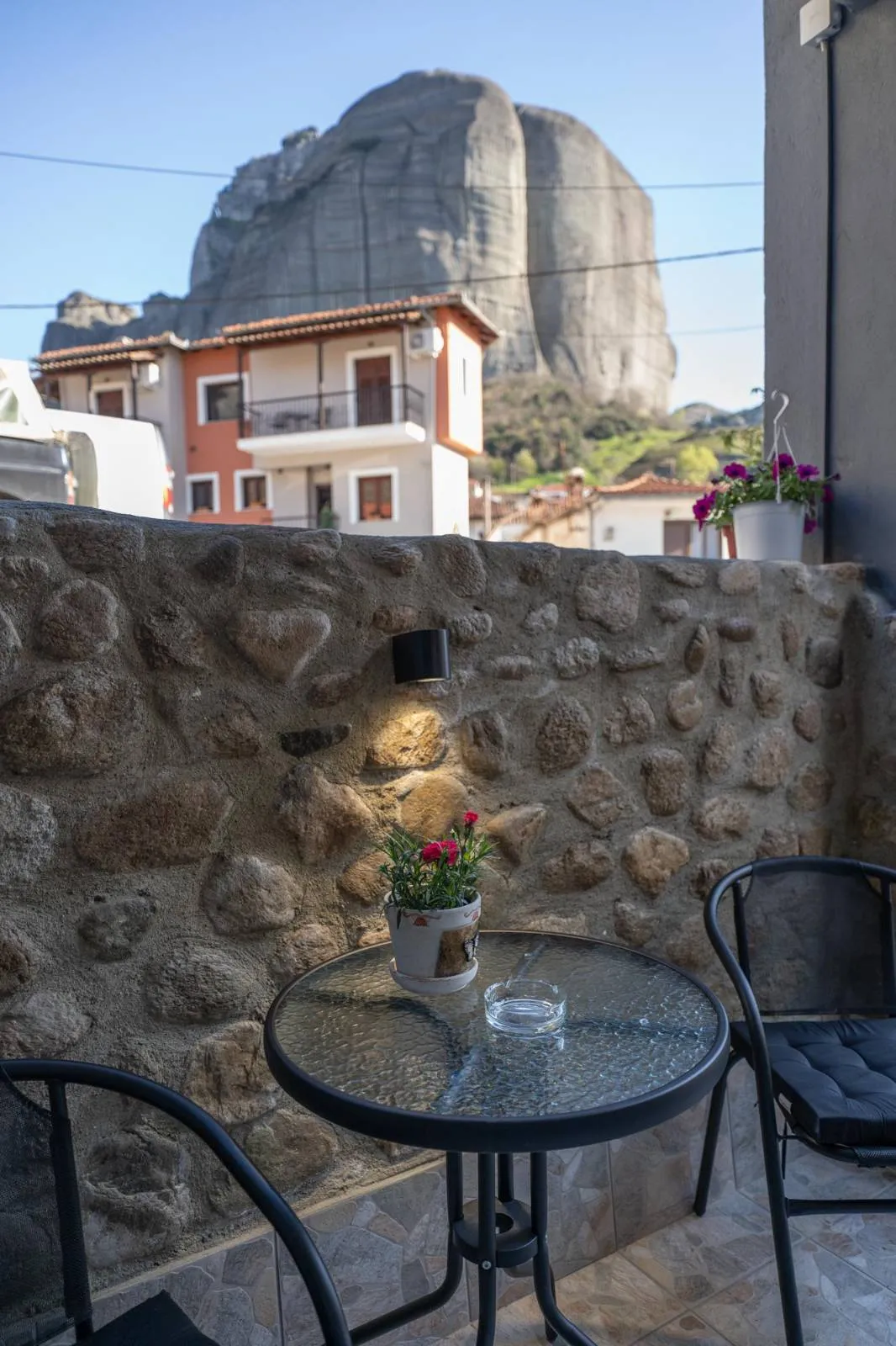 Akratos House, Kastraki, balcony view over the Meteora rocks
